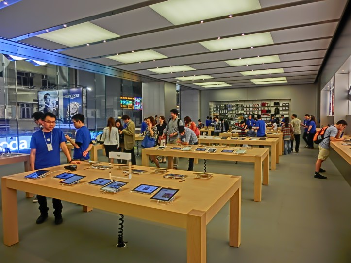 HK_CWB_Hysan_Place_mall_shop_Apple_Store_interior_Mar-2013